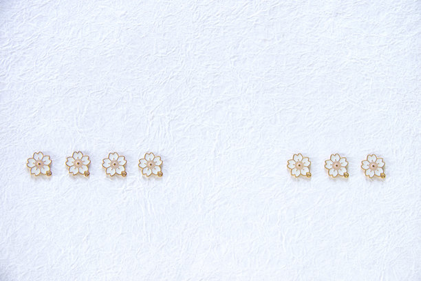 日式新年插画，樱花护身符和和纸背景。图片下载