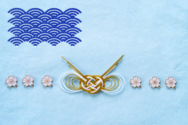 日式新年插画。白色樱花饰品、水引和日式纸张背景。剪纸，“青海波”。图片下载