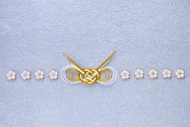 日式新年插画。樱花护身符、水引和和纸背景。图片下载