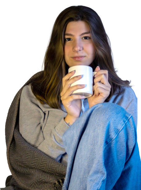 一名漂亮的少女在日常的冬季场景中，喝着热饮。竖幅图片，白色背景。图片下载