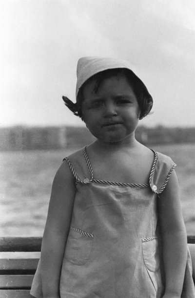 复古肖像：一位戴巴拿马帽、表情严肃的女孩在河岸边。复古照片，摄于1972年。图片下载