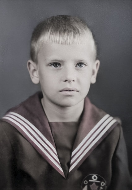 复古风格的可爱金发男孩肖像，五岁，身着西装。摄于1971年的复古照片。图片下载