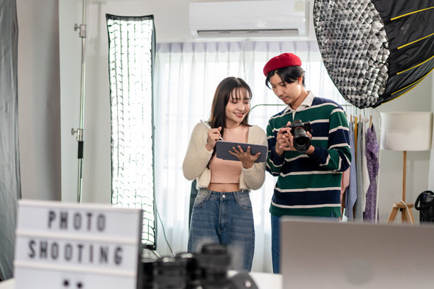 电影摄制组在导演指导下在片场协作的幕后花絮。一位有魅力的年轻导演与团队一起运用摄影棚内的拍摄技巧创作电影、广告和电视剧。图片下载