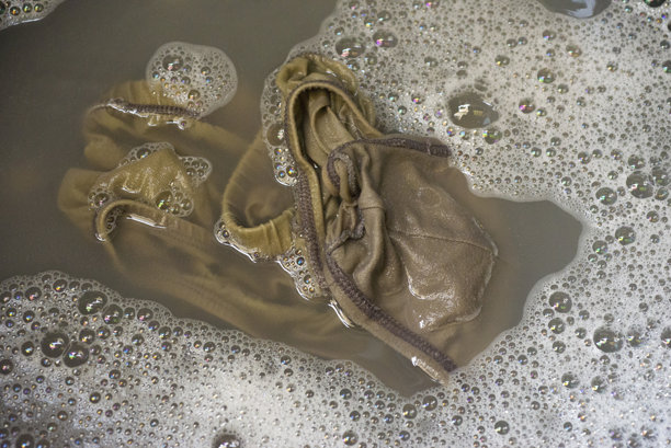 在浴缸里用肥皂和水洗衣服，照片特写图片下载