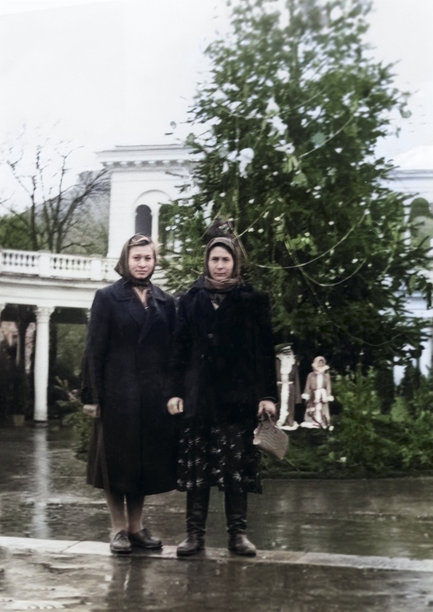 基斯洛沃茨克市新年树旁，一位年轻的乡村女孩和她母亲的复古肖像。摄于1959年的老照片。图片下载