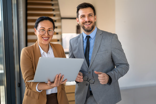 男人们在办公室里与同事交易员一起，在屏幕上监控股票数据并分析价格走势。图片下载