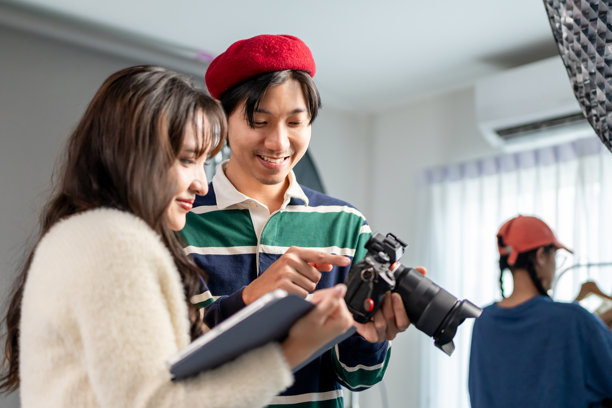 导演指导下，电影制作团队在片场协同工作。一位年轻貌美的导演带领团队运用影棚内的拍摄技巧，一同创作电影、广告和电视剧。图片下载