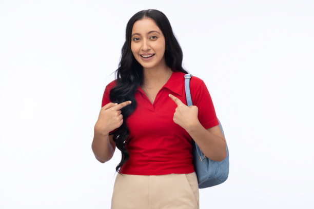 年轻的女学生，身穿现代服装，背着包，在白色背景下拍摄的素材照片图片下载