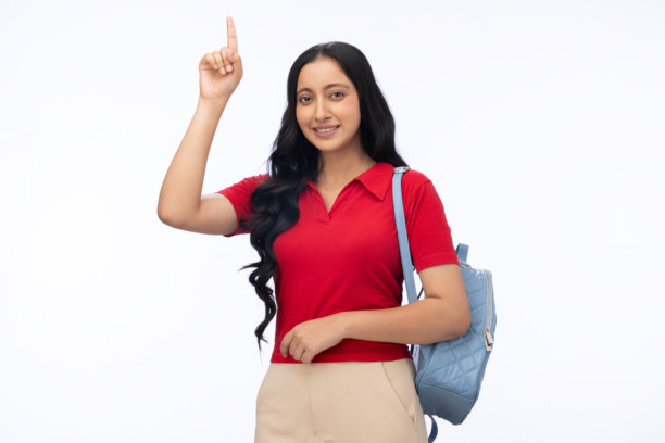 身穿现代服装的年轻女学生，背着包，在白色背景下拍摄的照片素材图片下载