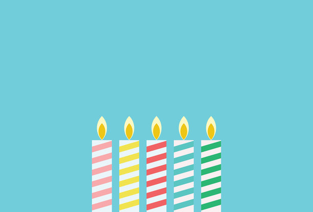 浅蓝色背景下，一排排的五支条纹生日蜡烛，带有火焰，极简扁平插画。图片下载