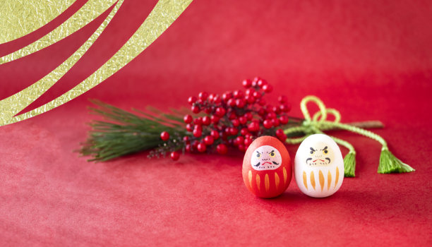 日式新年插画。红白达摩、南天竹和松树，背景为红色。/ 日式图案（金色波浪）剪纸。图片下载