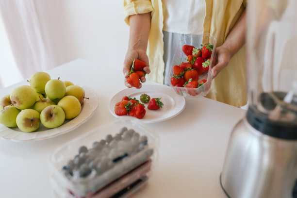 白人女性在厨房准备自制水果干，切新鲜水果作为健康零食。该系列图片主题为有机零食与自然生活。图片下载
