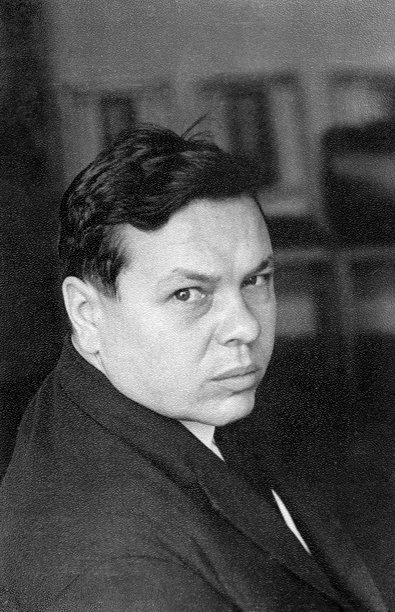 一位老式肖像画，一位半转身的男士，表情惊讶。摄于1980年代的老照片。图片下载