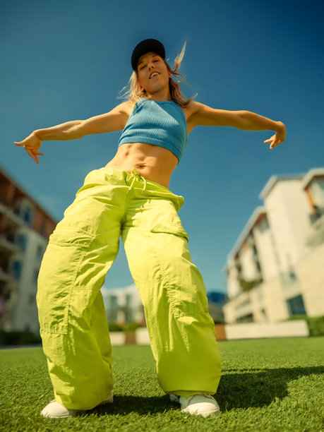 女性跳嘻哈风格的舞蹈图片下载