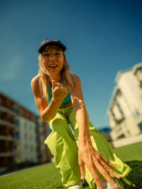 女性跳嘻哈风格的舞蹈图片下载