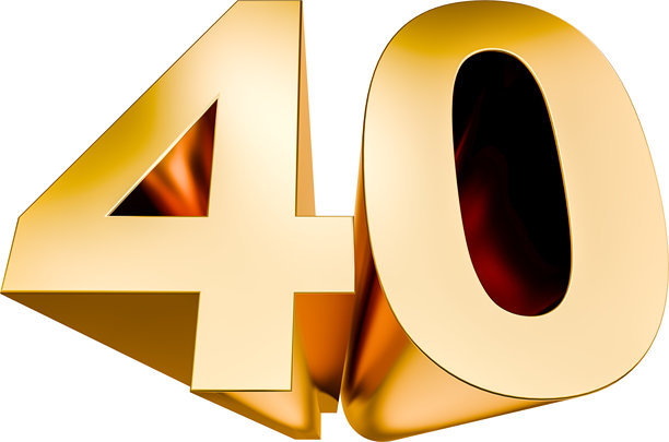 纯白色背景上金色 3D 字母组成的数字 40 的广角视图，便于分离。图形素材。生日或纪念日概念。图片下载