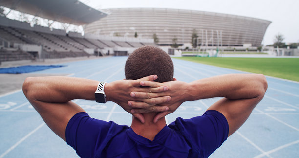 跑步者，背部和起跑姿势，在赛道上进行健身、心肺挑战和马拉松练习。锻炼、比赛训练和体育场内的人员进行运动和运动员训练。图片下载