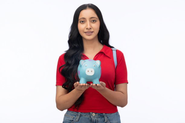 年轻女学生背着包，穿着现代服装，在白色背景下拍摄的照片素材图片下载