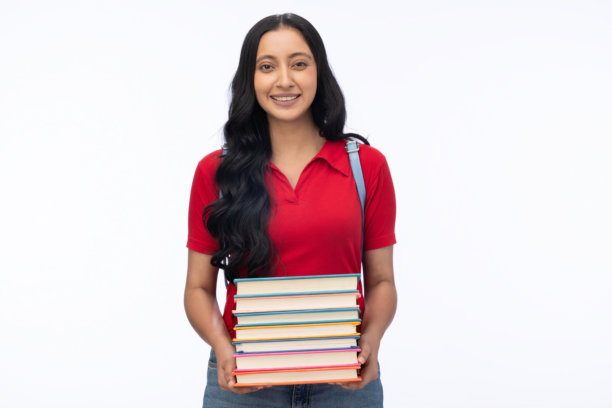 年轻女学生，身穿现代服装，携带装有书本的包，背景为白色，素材图片图片下载