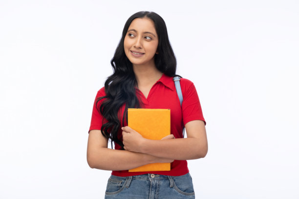 年轻女学生背着包，穿着现代服装，在白色背景下拍摄的照片素材图片下载