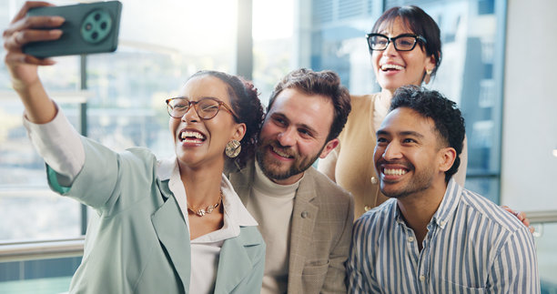 自拍，办公室里快乐的商务人士，用于社交媒体、团队合作和关于我们。创业公司、创意机构以及男女员工的头像，用于公司网站、更新和在线帖子。图片下载