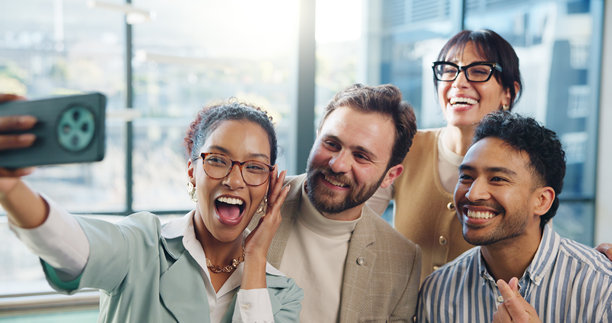 办公室里快乐的商务人士自拍，用于社交媒体、团队合作和“关于我们”。创业公司、创意机构的男女，用于公司网站、更新和帖子，作为个人资料图片。图片下载