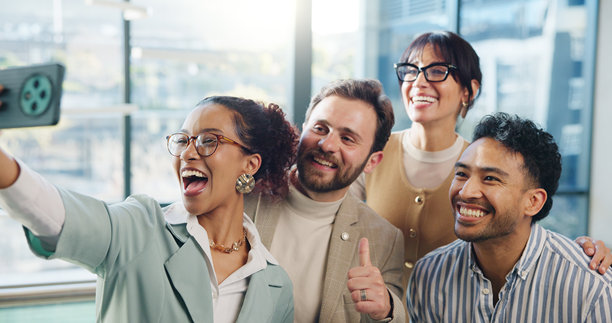 办公室里的商务人士自拍，竖起大拇指，面带笑容，用于社交媒体、团队合作和关于我们。创业公司、创意机构的男女，用于公司网站、更新和帖子的个人资料图片。图片下载