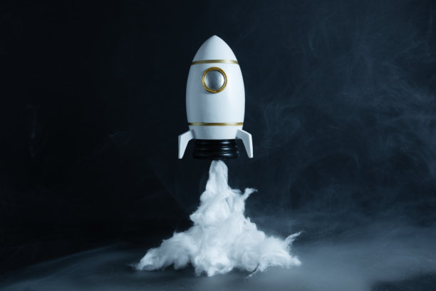 黑色背景上带有烟雾的装饰性火箭玩具，逼真的发射效果，非常适合教育、插画和富有想象力的太空主题。图片下载