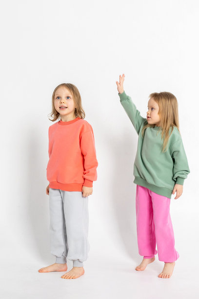 两个搞笑可爱的女孩在玩耍，十分开心。孩子们带着笑容，表情有趣，背景为浅色。竖幅照片。图片下载