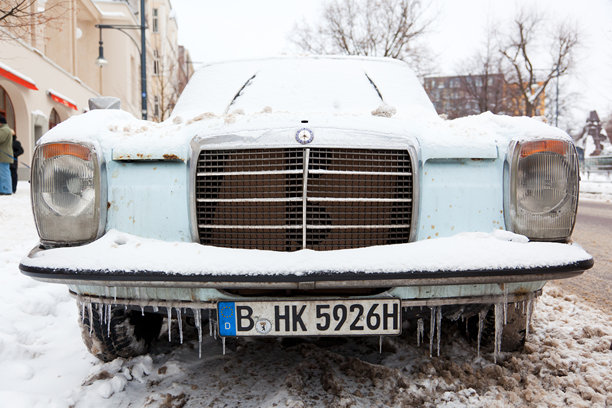 奔驰汽车被冰雪覆盖在柏林图片下载