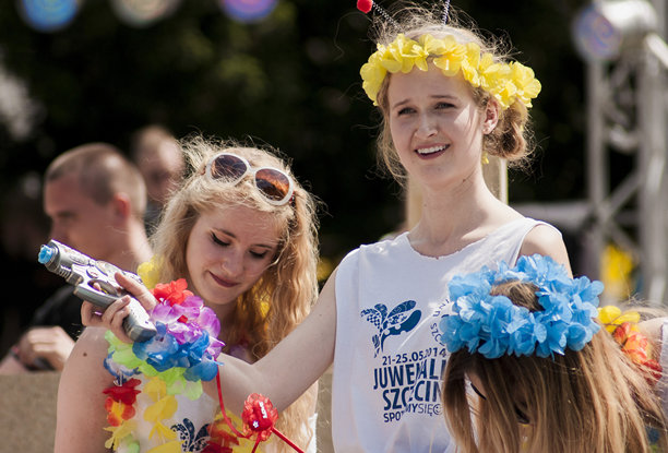 快乐的女大学生拿着玩具枪图片下载