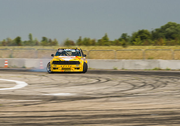 车手弗拉基米尔·帕拉列耶夫驾驶宝马汽车图片下载