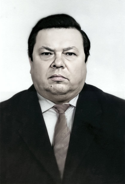 一位身着西装领带、自信满满的老年男士的复古肖像。摄于1993年的老照片。图片下载