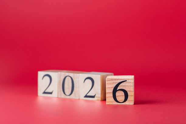 背景模糊、前景聚焦的数字“2026”木块，红色背景，横向拍摄。新年和未来的创意照片。留有复制空间。寓意未来和新年。图片下载