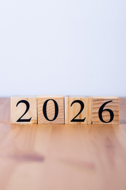 四块木块在浅色木桌上组成2026的字样，背景为灰色，竖拍。新年更迭与庆祝的简约照片。新年与庆祝的概念。图片下载