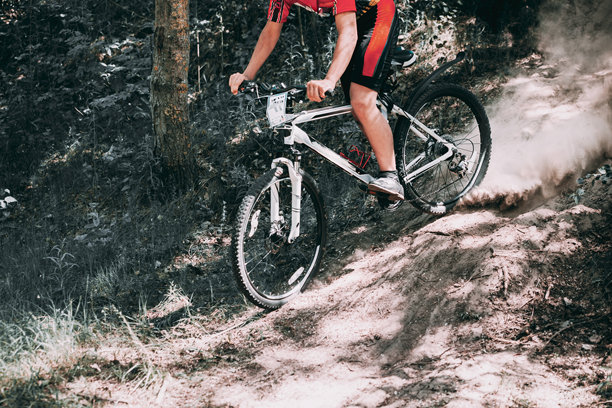 阳光明媚的日子里，山地自行车骑手正在赛道上骑行，健康生活方式的运动员正在运动。图片下载