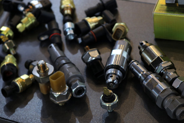 工业机械零件螺母和螺栓合集照片图片下载