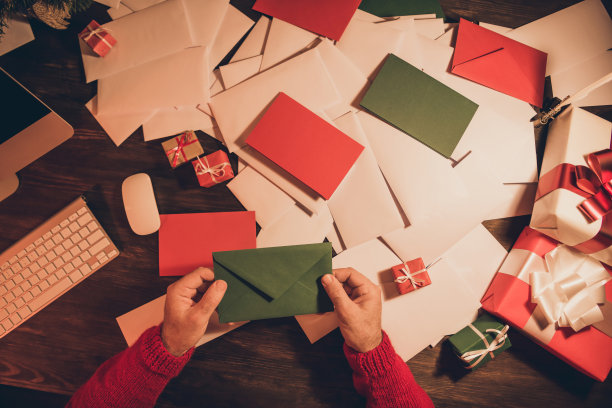 俯视照片，在冬季圣诞节假期前，手写着绿色的“心愿单”字母。图片下载