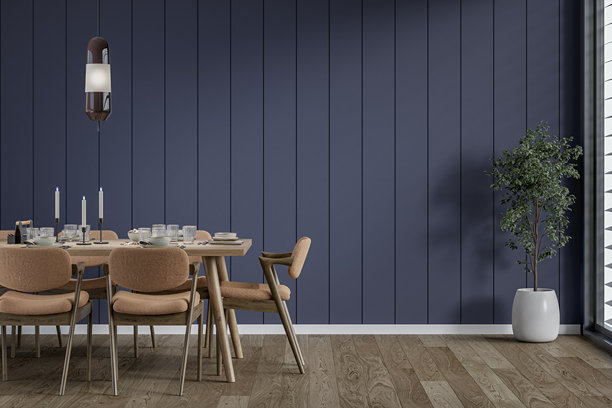 现代复古风格的餐厅，爱琴海蓝色船板墙前摆放着全套餐桌椅，窗边有盆栽植物，家具为70年代复古风格。图片下载