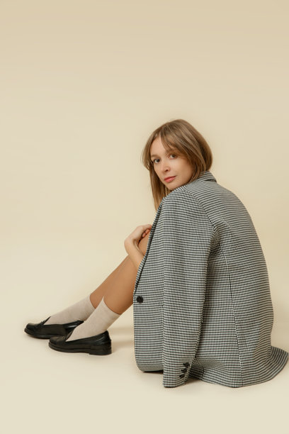 一系列经典Pepito西装外套、袜子和黑色皮质乐福鞋的女性工作室照片图片下载