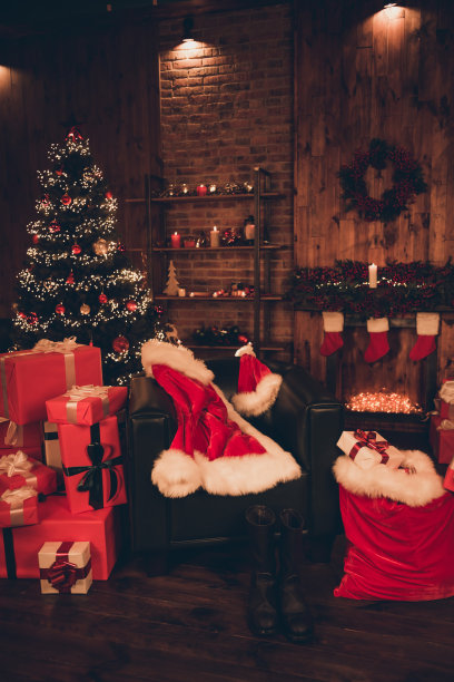 垂直照片，空荡荡的装饰过的圣诞老人工作室，堆积的箱子，服装，花环，圣诞树，北极办公室，室内图片下载