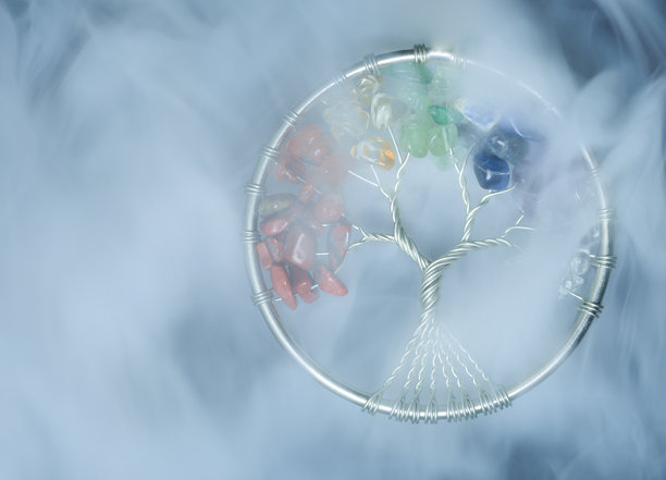 由彩色石头和金属丝制成的生命之树，带有旋转的烟雾和薄雾，由摄影师 Asia 手绘。图片下载