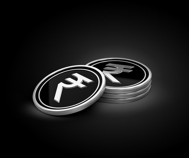 闪耀银色光芒背景上堆叠的印度卢比硬币（银色和黑色），3D插画图片下载