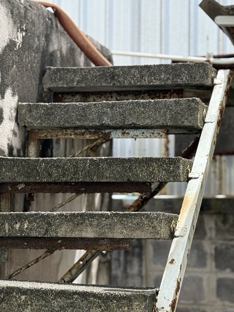 建筑工地上老旧的金属楼梯，照片特写。图片下载