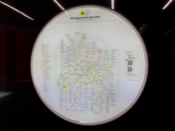 米丘林斯基站的圆形地铁线路图，灯光明亮图片下载