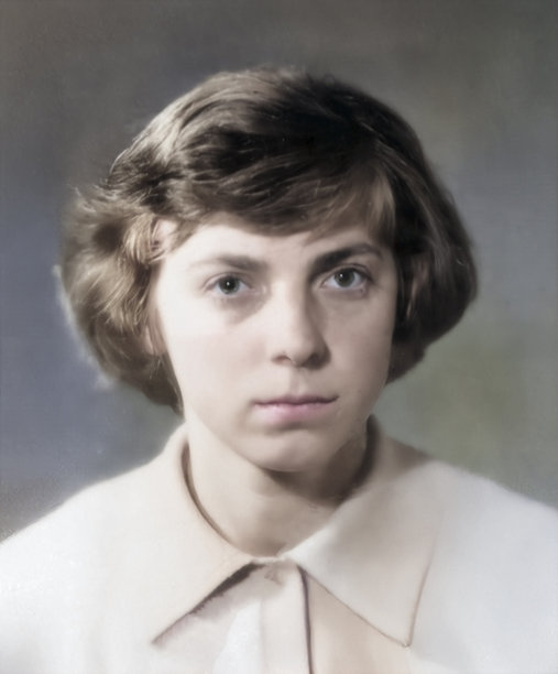 一位甜美、严肃的十五岁女孩在学年初的复古肖像。摄于1975年的老照片。图片下载