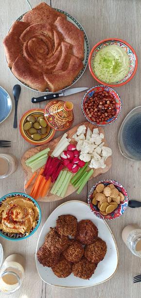 色彩缤纷的素食聚餐，有鹰嘴豆泥、沙拉三明治、派和新鲜蔬菜，俯视平铺的手机照片图片下载
