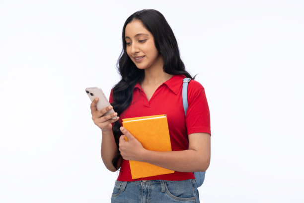 年轻女学生背着包，穿着现代服装，在白色背景下隔离的素材照片图片下载