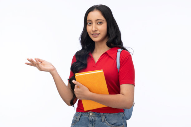 年轻女学生背着包，穿着现代服装，在白色背景下拍摄，素材照片图片下载