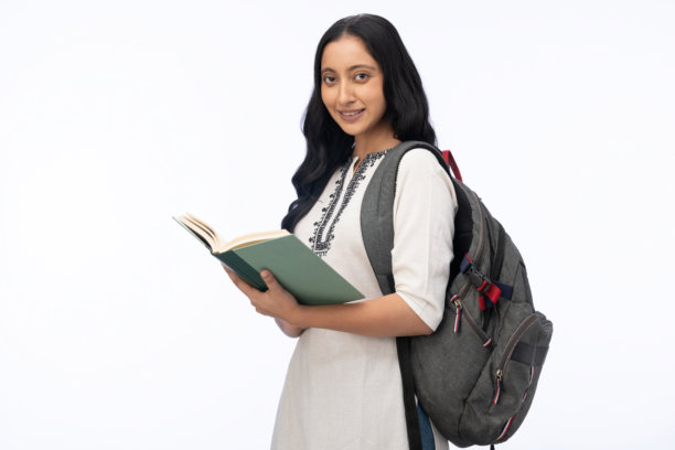 年轻的女学生穿着库尔塔，背着包，在白色背景下拍摄的素材照片图片下载